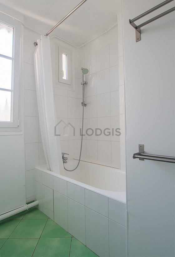 Bathroom equipped with bath towels