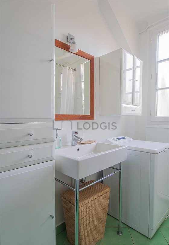 Agréable salle de bain très claire avec fenêtres double vitrage et du carrelage au sol