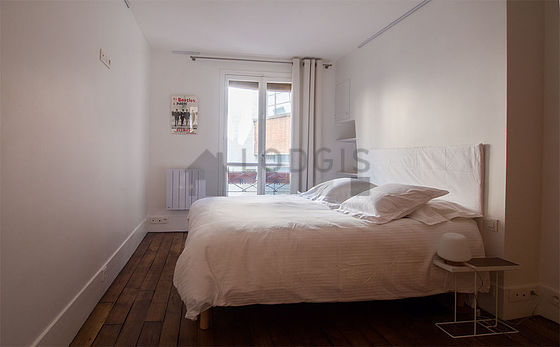 Chambre avec du parquet au sol