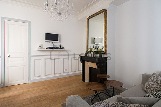 Salon avec du parquet au sol