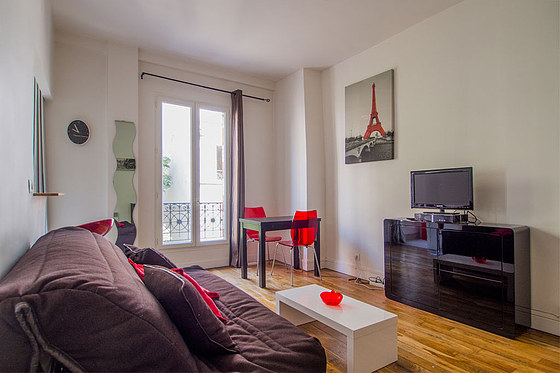 Salon avec du parquet au sol