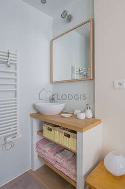 Beautiful and bright bathroom with woodenfloor