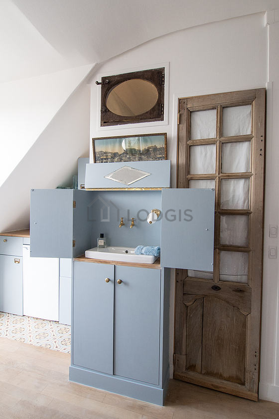 Cuisine équipée de lave linge, réfrigerateur, freezer, vaisselle
