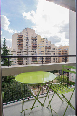 Quiet and very bright balcony with concretefloor