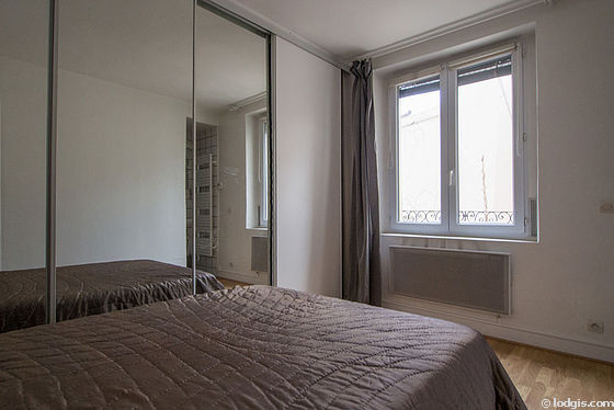 Chambre avec fenêtres double vitrage donnant sur cour