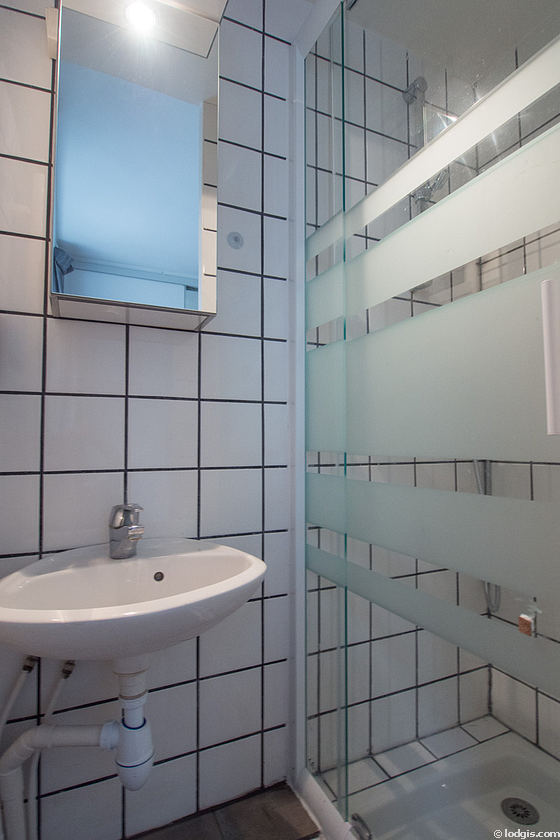 Salle de bain claire avec du carrelage au sol