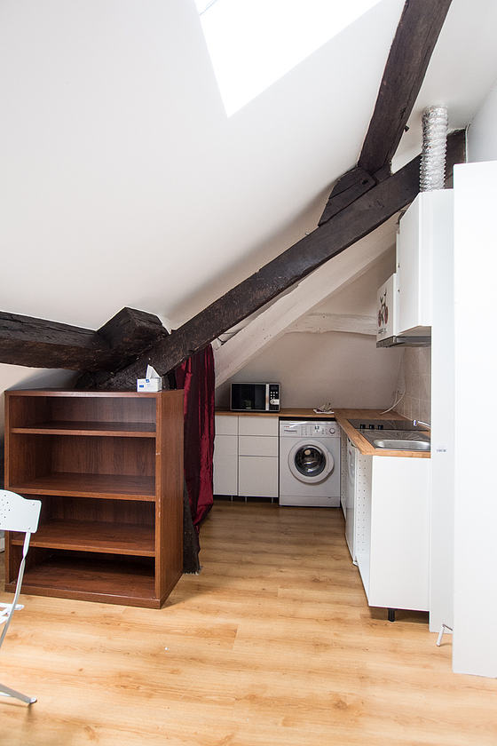 Belle cuisine avec du parquet au sol