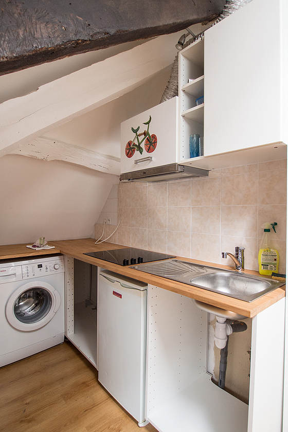 Cuisine équipée de lave linge, réfrigerateur, freezer, hotte