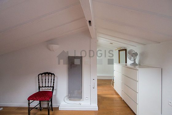 Bright bedroom equipped with tv, hi-fi stereo, 1 chair(s)