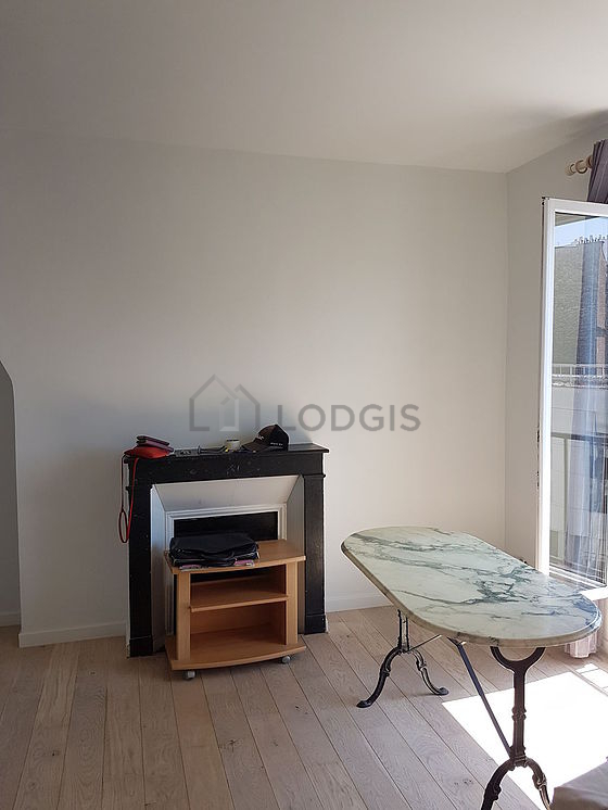 Living room of 19m² with wooden floor