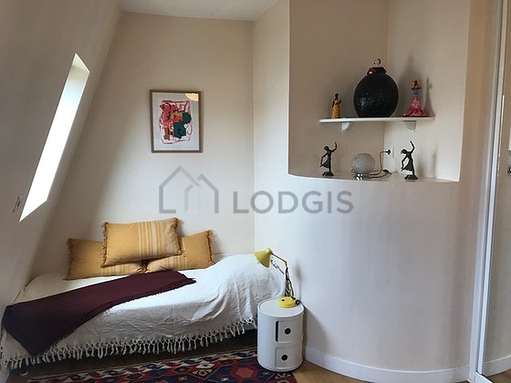 Chambre avec fenêtres double vitrage
