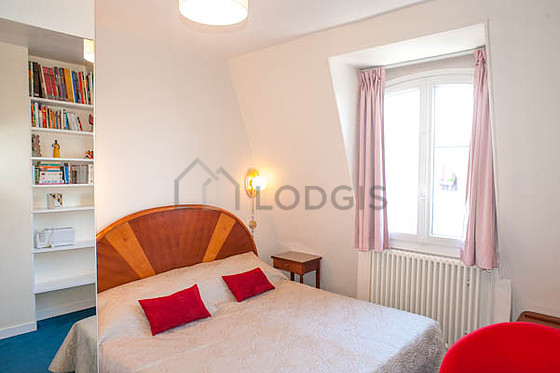 Chambre avec la moquette au sol
