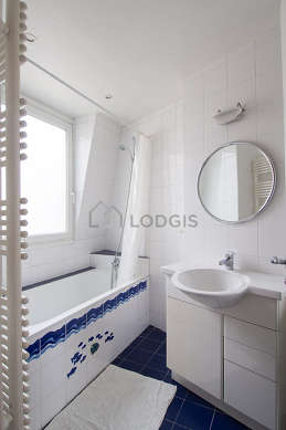 Pleasant and very bright bathroom with double-glazed windows and with tilefloor