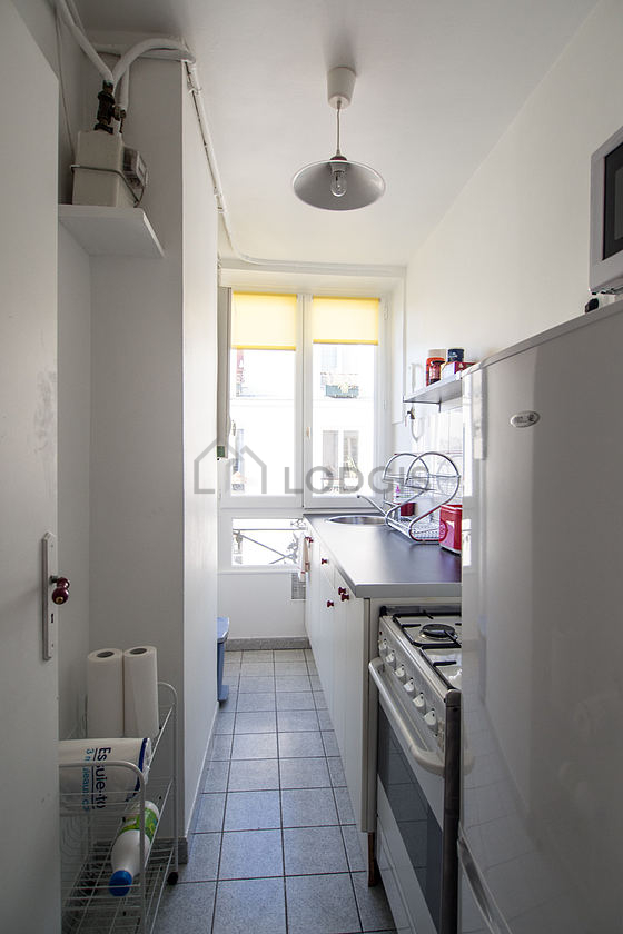 Belle cuisine avec du carrelage au sol