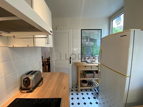 Cuisine équipée de lave linge, sèche linge, réfrigerateur, vaisselle