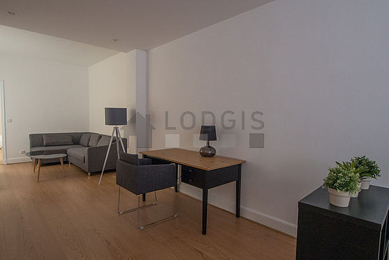 Large living room of 30m² with woodenfloor
