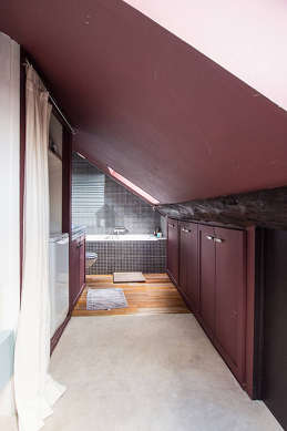 Belle salle de bain avec fenêtres double vitrage et du parquetau sol