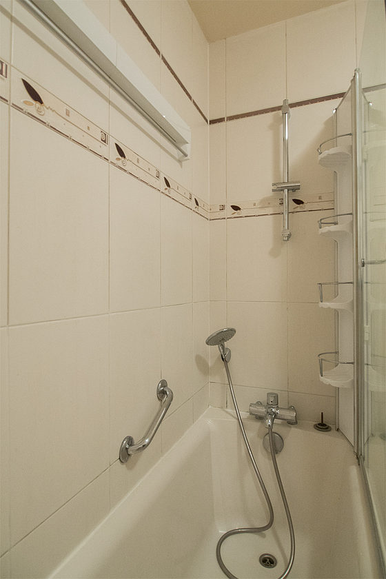 Bathroom equipped with bath towels