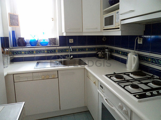 Kitchen of 6m² with tile floor