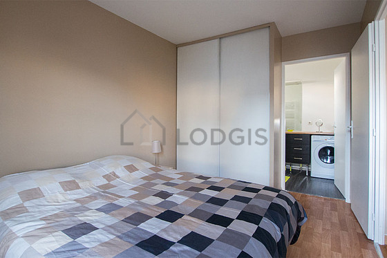 Chambre avec fenêtres double vitrage et balcon donnant sur cour