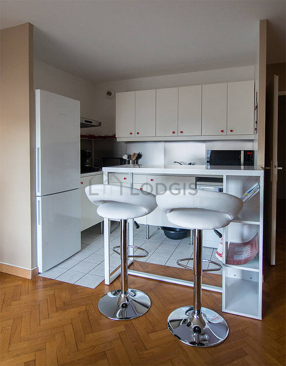 Cuisine équipée de vaisselle, tabouret