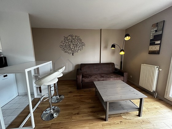 Salon avec du parquet au sol
