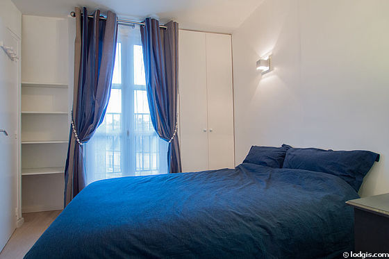 Chambre avec fenêtres double vitrage donnant sur rue