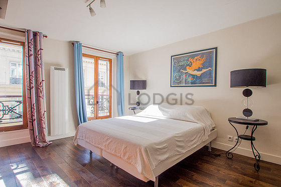 Chambre avec du parquet au sol
