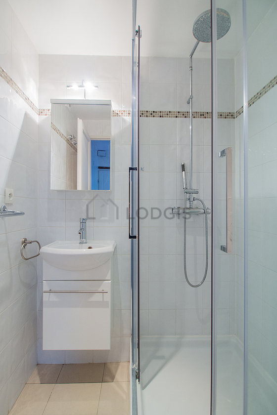 Agréable salle de bain claire avec du carrelage au sol