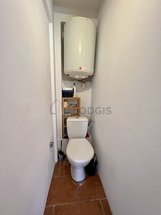 Toilettes indépendantes de la salle d'eau