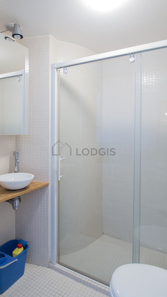 Bathroom equipped with bath towels
