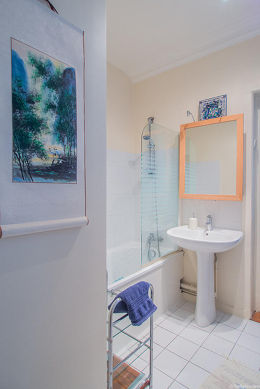 Agréable salle de bain claire avec fenêtres double vitrage et du carrelageau sol
