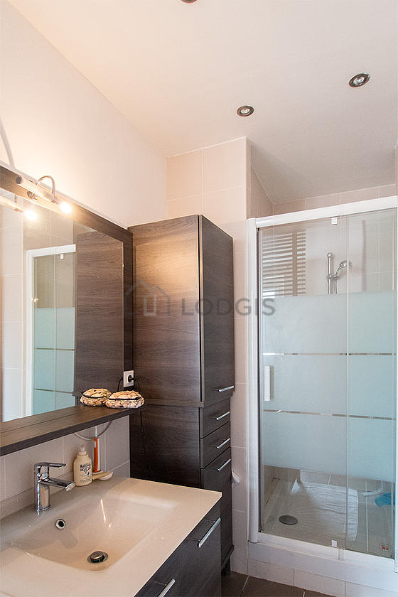 Bathroom equipped with bath towels