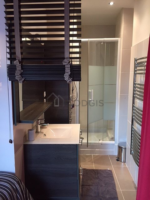Salle de bain avec du carrelage au sol