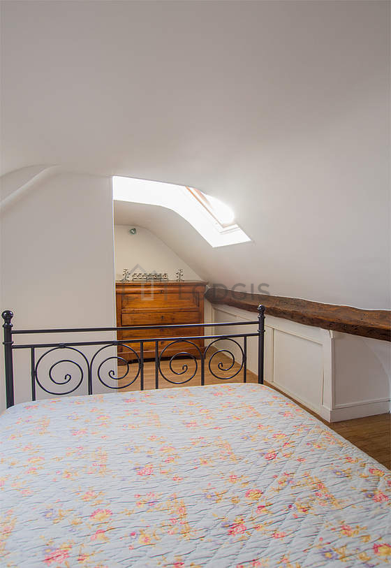 Chambre avec fenêtres double vitrage donnant sur cour