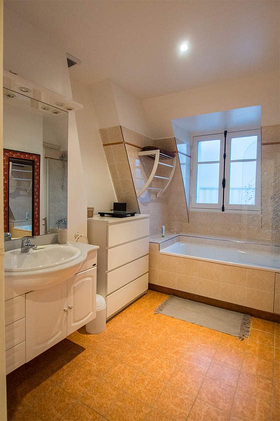 Beautiful and bright bathroom with windows and with tile floor