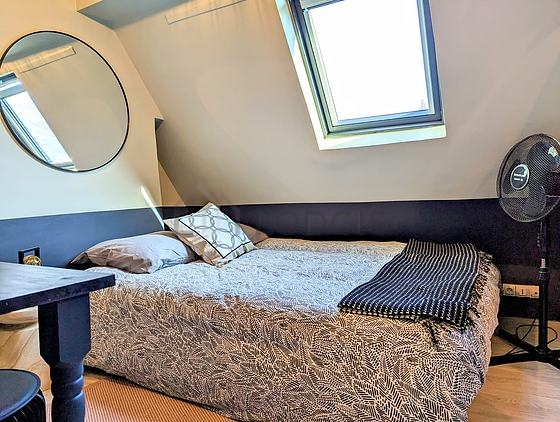 Chambre avec fenêtres donnant sur cour