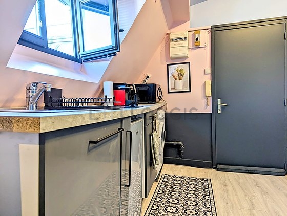 Cuisine équipée de lave linge, réfrigerateur, freezer, vaisselle