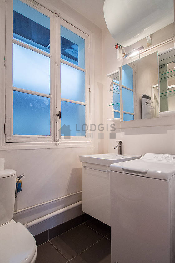 Salle de bain équipée de lave linge, serviettes de bain
