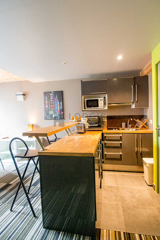 Kitchen equipped with washing machine, refrigerator, freezer, extractor hood