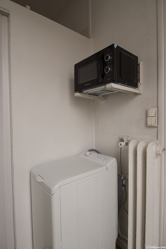Cuisine équipée de lave linge, réfrigerateur, freezer, vaisselle