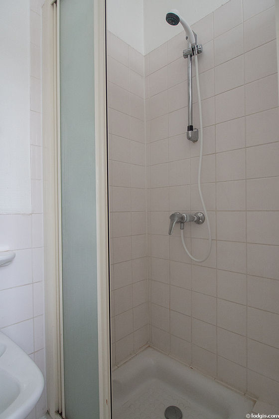 Salle de bain équipée de serviettes de bain