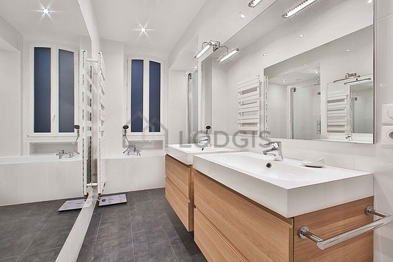 Bathroom equipped with bath towels
