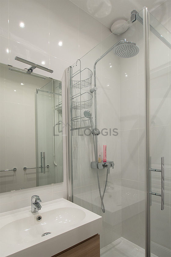 Bathroom equipped with bath towels