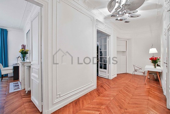 Beautiful entrance with wooden floor and equipped with washing machine, dryer, 1 chair(s)