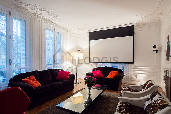 Great, quiet and bright sitting room of an apartment in Paris