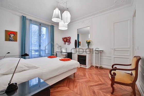Chambre avec fenêtres double vitrage donnant sur rue