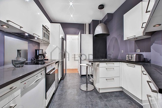 Cusine lumineuse avec fenêtres double vitrage donnant sur cour