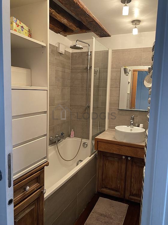 Belle salle de bain avec du parquet au sol