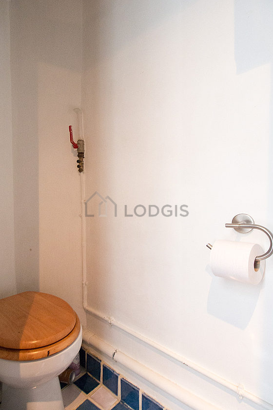 Toilettes indépendantes de la salle d'eau